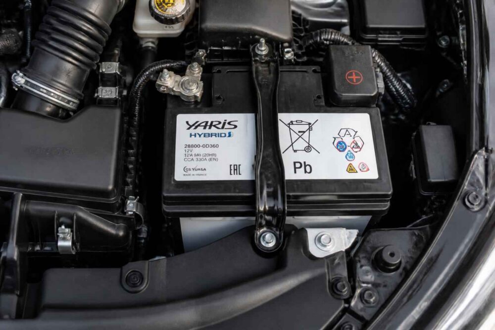 Akumulator 12 V z oznaczeniem Pb w komorze silnika Toyoty Yaris Hybrid