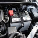 Akumulator samochodowy z czerwonym zaciskiem w komorze silnika Toyoty