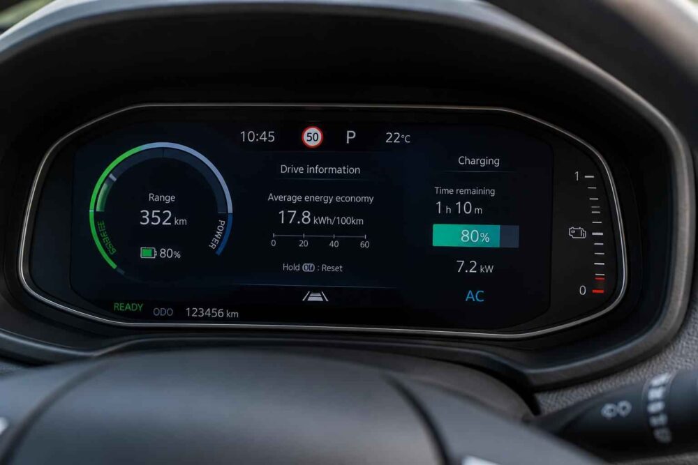 Cyfrowy kokpit pokazuje zasięg 352 km i ładowanie baterii do 80%