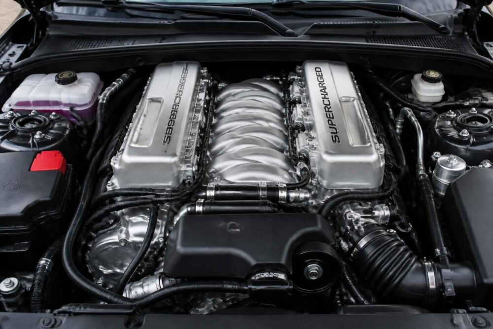 Doładowany silnik V8 Komora silnika z centralnie umieszczonym doładowanym silnikiem V8 i polerowanymi pokrywami zaworów
