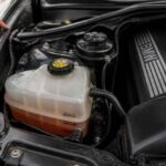 Komora silnika BMW ze zbiornikiem płynu chłodniczego i pokrywą silnika BMW M Performance