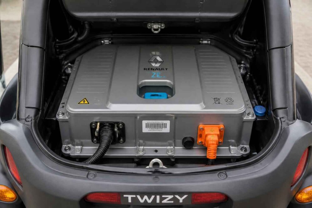 Jednostka napędowa Renault Twizy widoczna w tylnej komorze pojazdu elektrycznego
