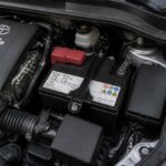 Akumulator i elementy komory silnika Toyoty C-HR widoczne pod maską