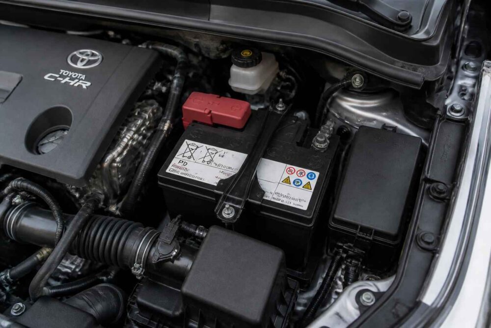 Akumulator i elementy komory silnika Toyoty C-HR widoczne pod maską