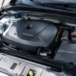 Komora silnika samochodu Volvo z widoczną osłoną silnika i podzespołami osprzętuWinvalid