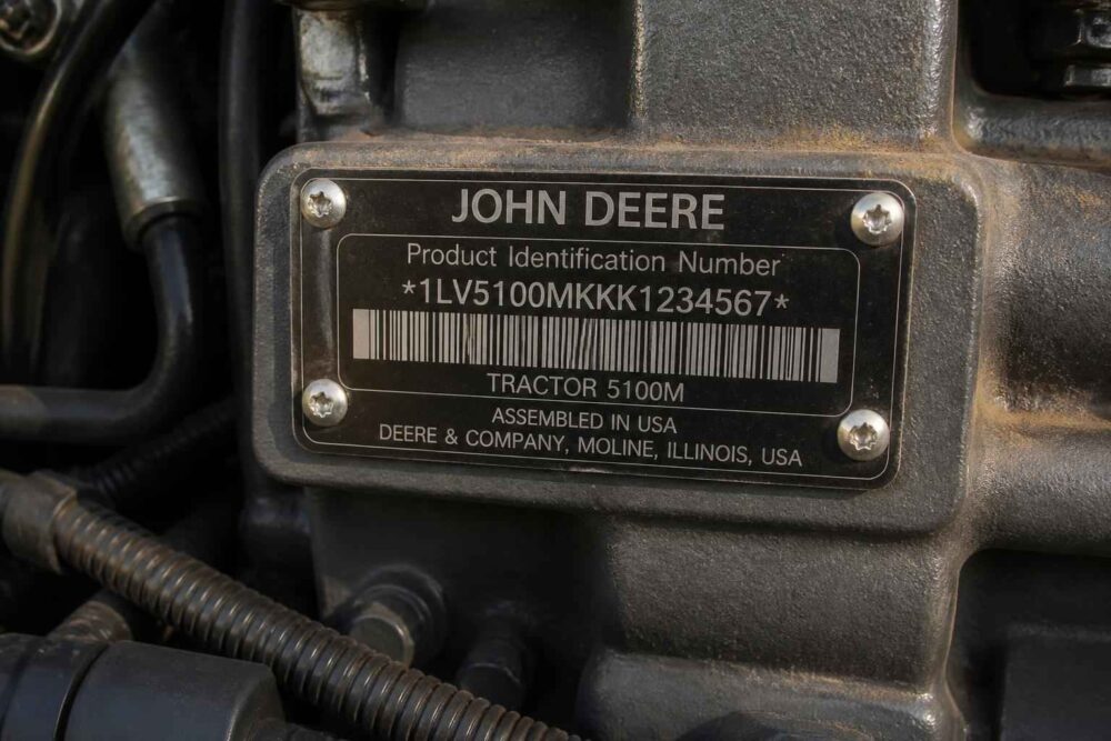 Tabliczka znamionowa ciągnika John Deere 5100M z numerem identyfikacyjnym