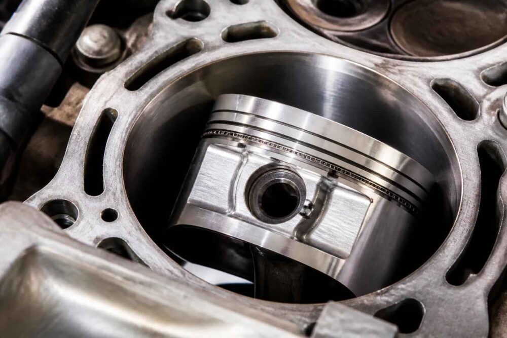 Metalowy tłok umieszczony wewnątrz cylindra silnika spalinowego