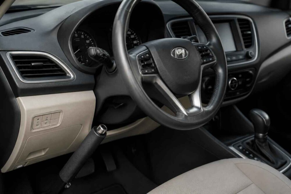 Wnętrze auta Hyundai z kierownicą, deską rozdzielczą i automatyczną skrzynią biegów